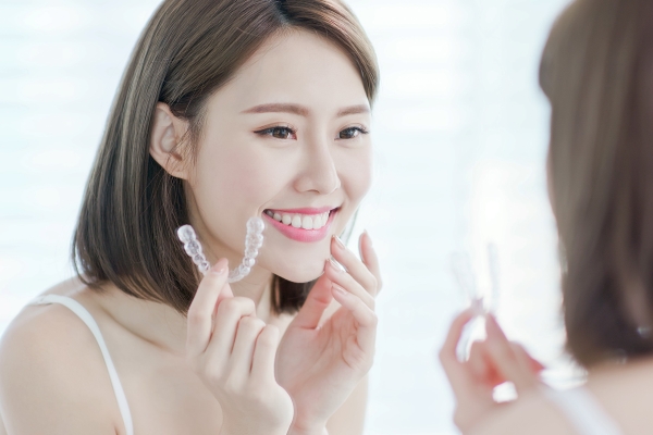 大人の前歯矯正、目立たないのは？マウスピース矯正の費用と後悔しないための注意点を専門医が徹底解説 画像