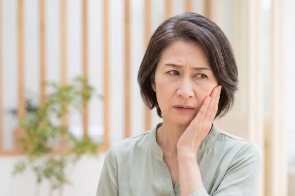 入れ歯が合わないと感じている女性