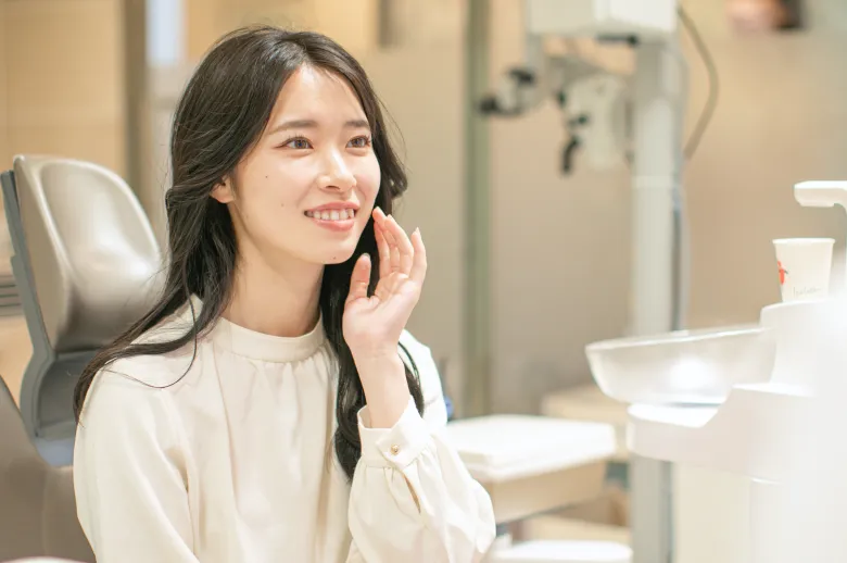 歯科治療を受けにこられた若い笑顔の女性